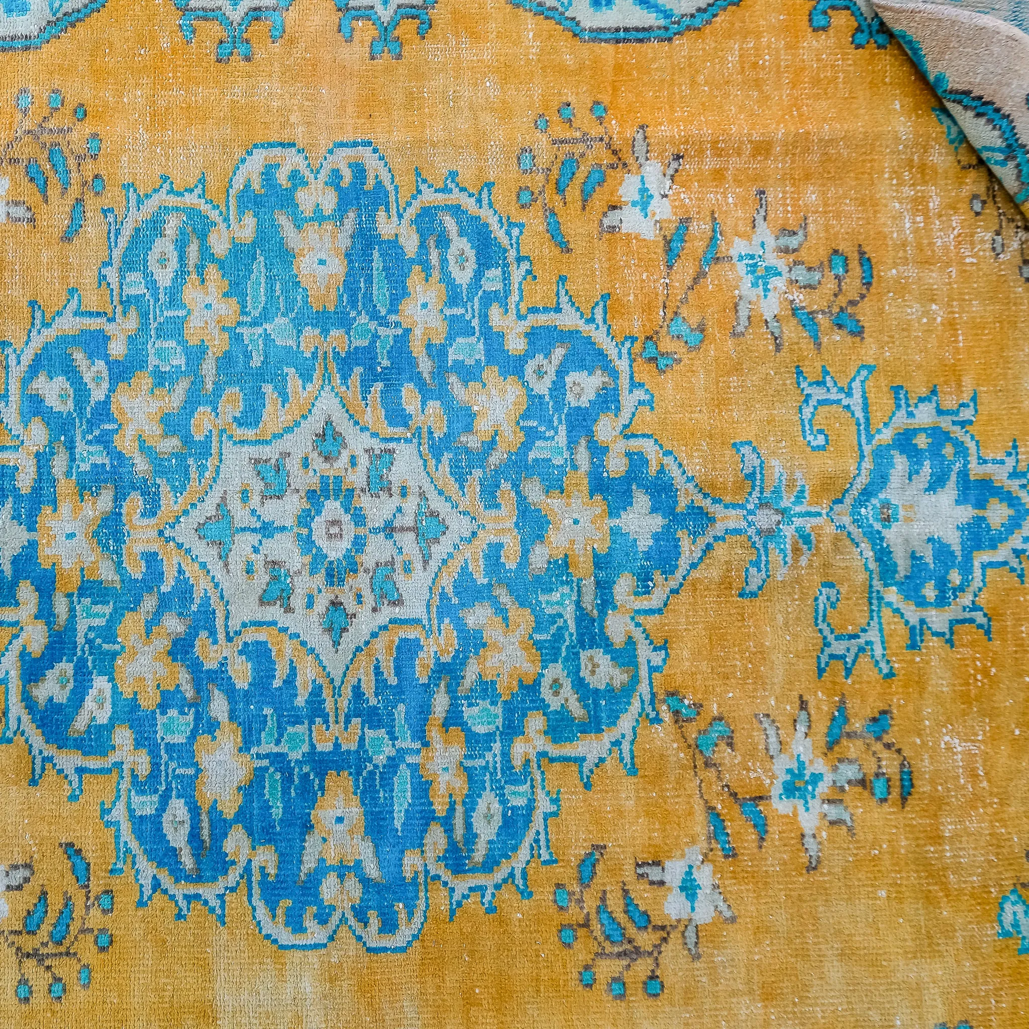 3895 Handwoven Vintage Rug 5'7x8'9