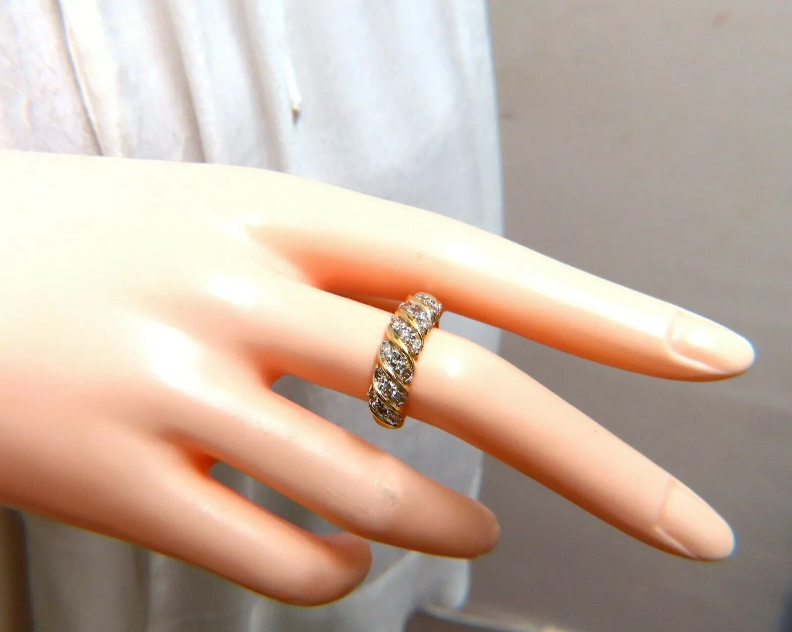 .90ct Natural Round diamonds domed band 14kt