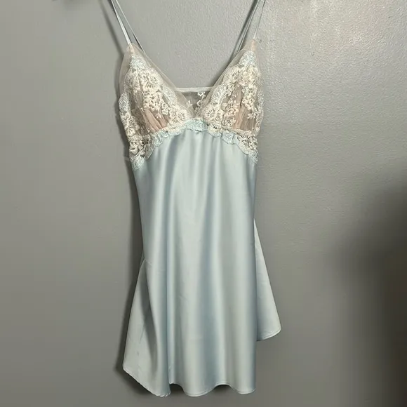 Flora Nikrooz Rosa Embroidered Chemise size small blue with lace