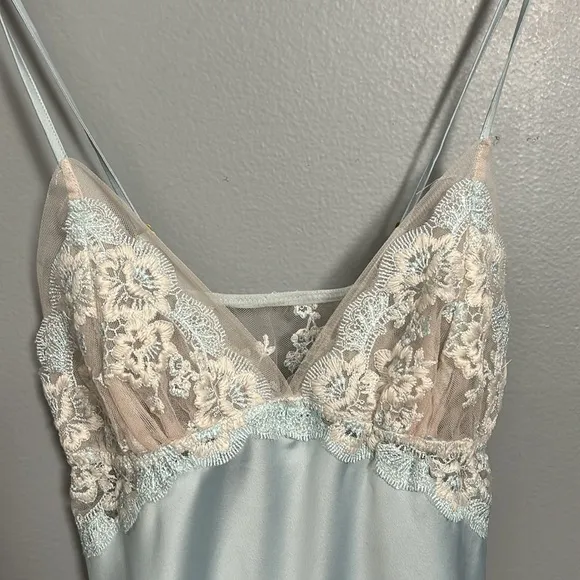 Flora Nikrooz Rosa Embroidered Chemise size small blue with lace
