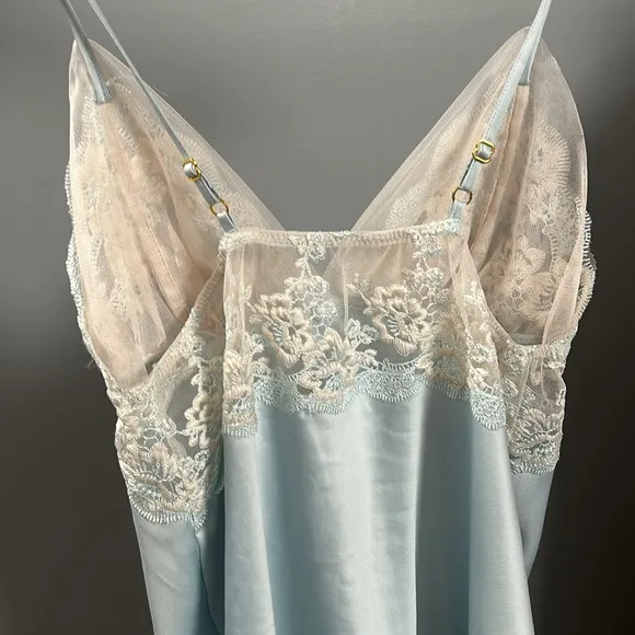 Flora Nikrooz Rosa Embroidered Chemise size small blue with lace