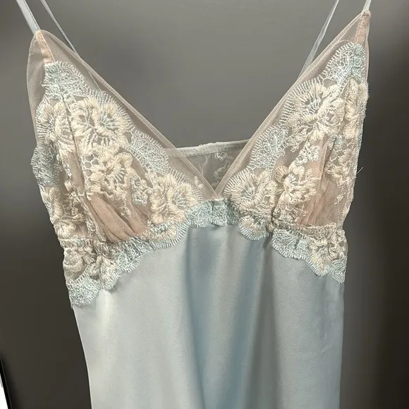 Flora Nikrooz Rosa Embroidered Chemise size small blue with lace