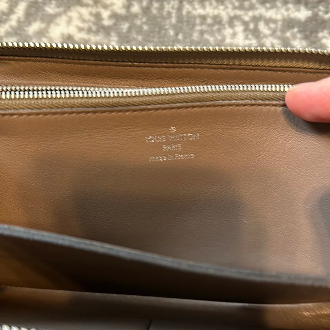 Louis Vuitton Comete Galle Zippy Wallet