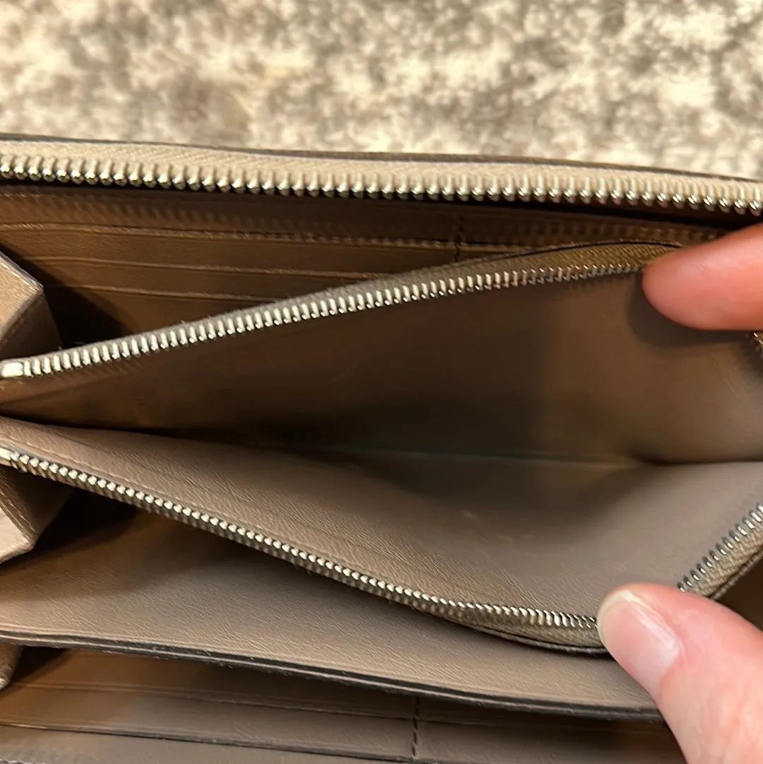 Louis Vuitton Comete Galle Zippy Wallet