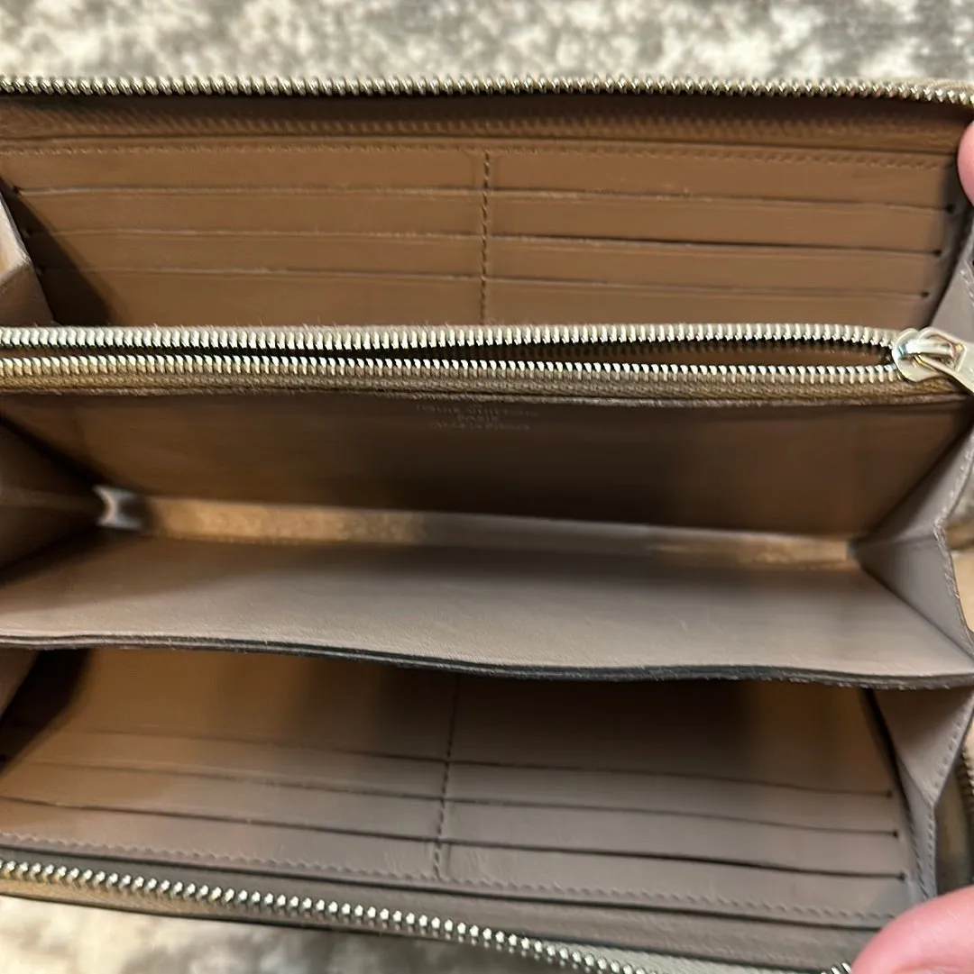 Louis Vuitton Comete Galle Zippy Wallet