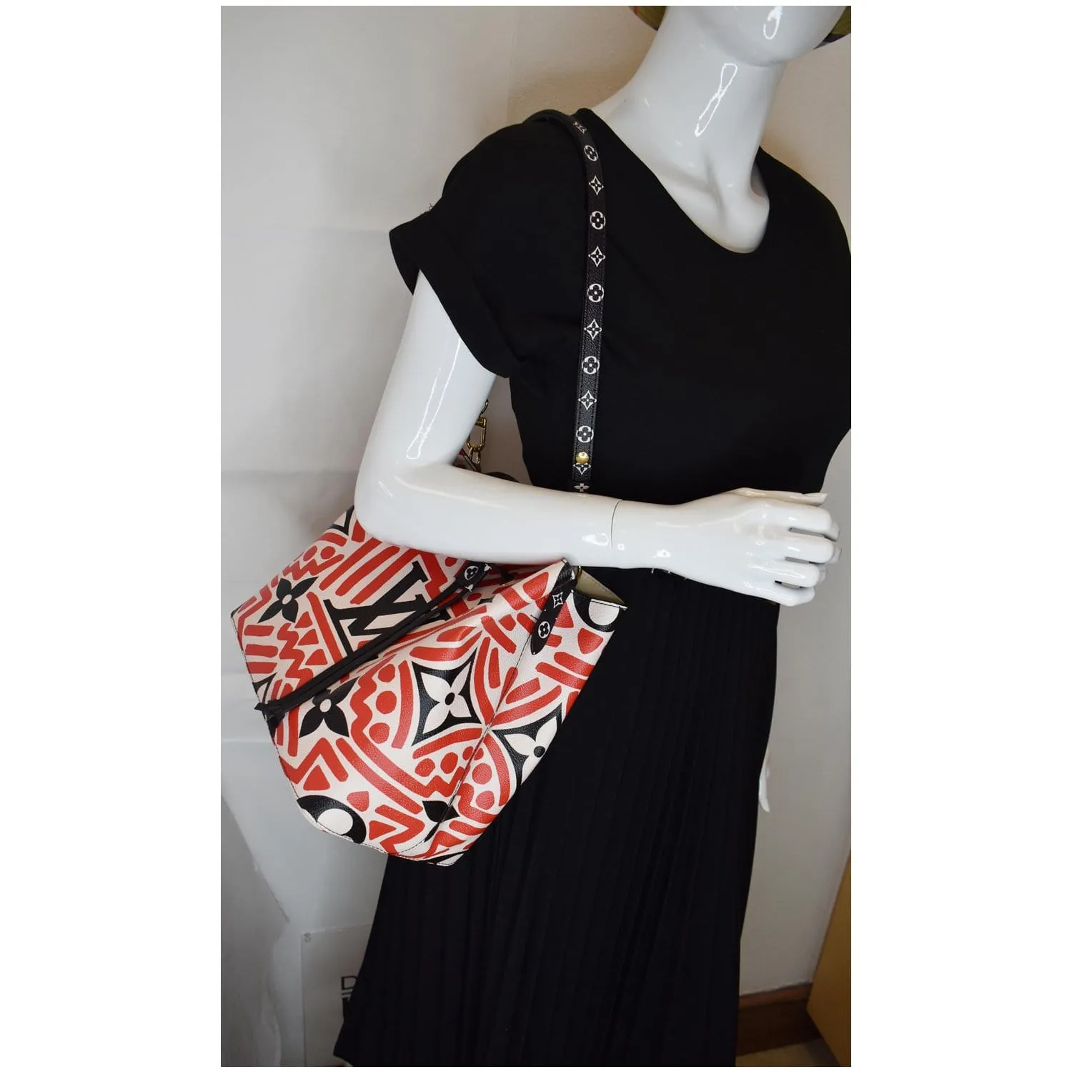 LOUIS VUITTON Crafty NeoNoe MM Monogram Canvas Shoulder Bag Red - 25% OFF