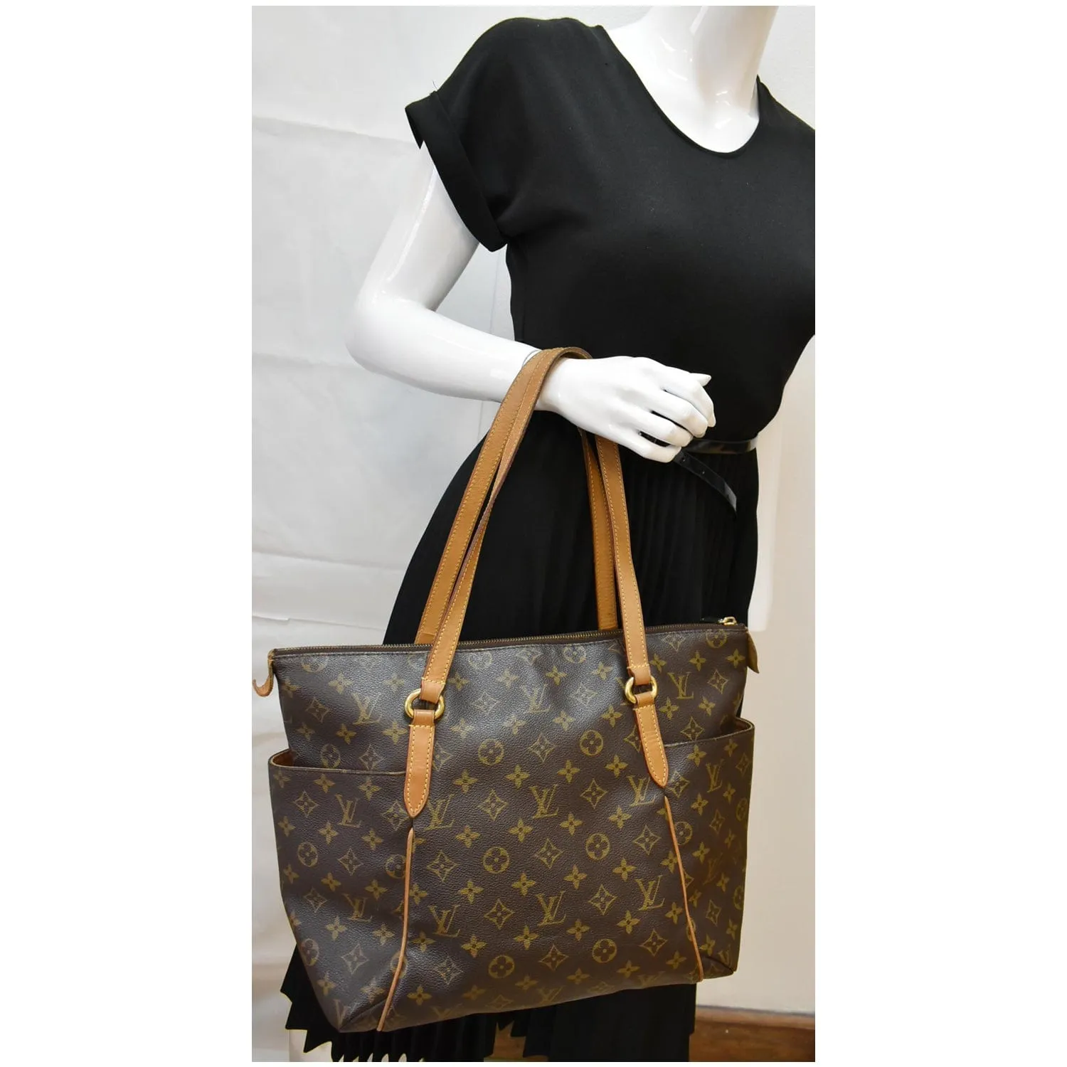 LOUIS VUITTON Totally MM Monogram Canvas Shoulder Bag Brown