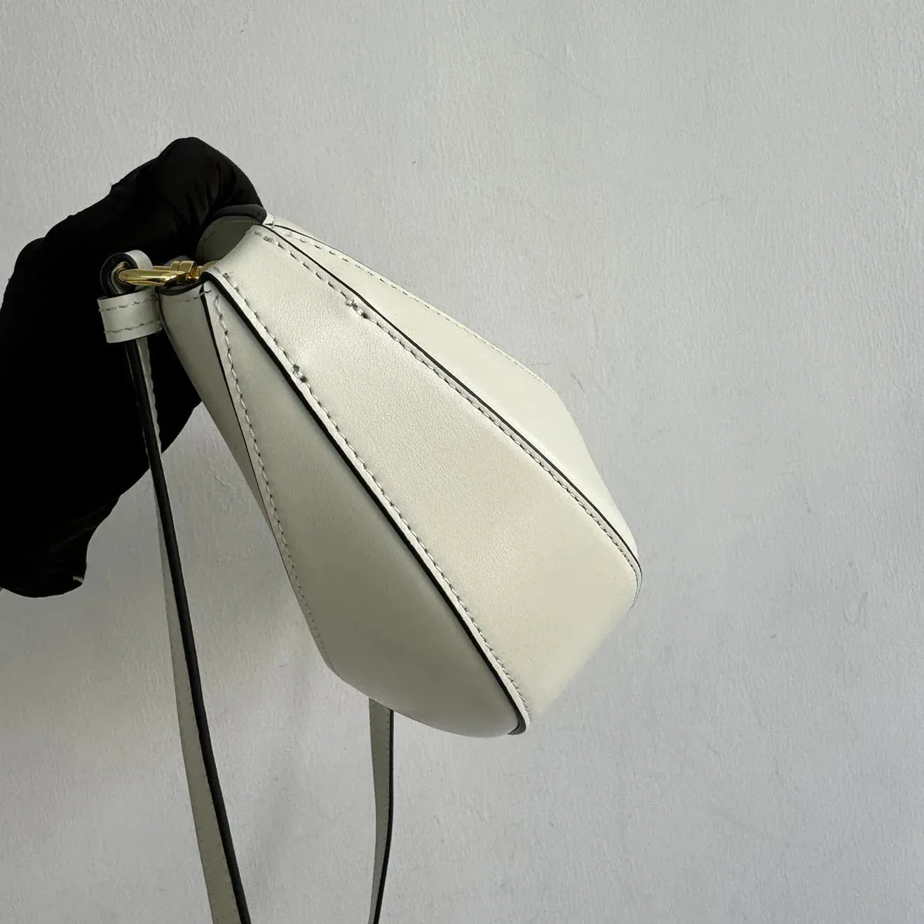 Medium leather handbag