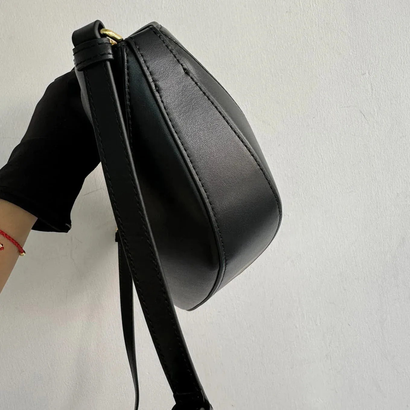 Medium leather handbag