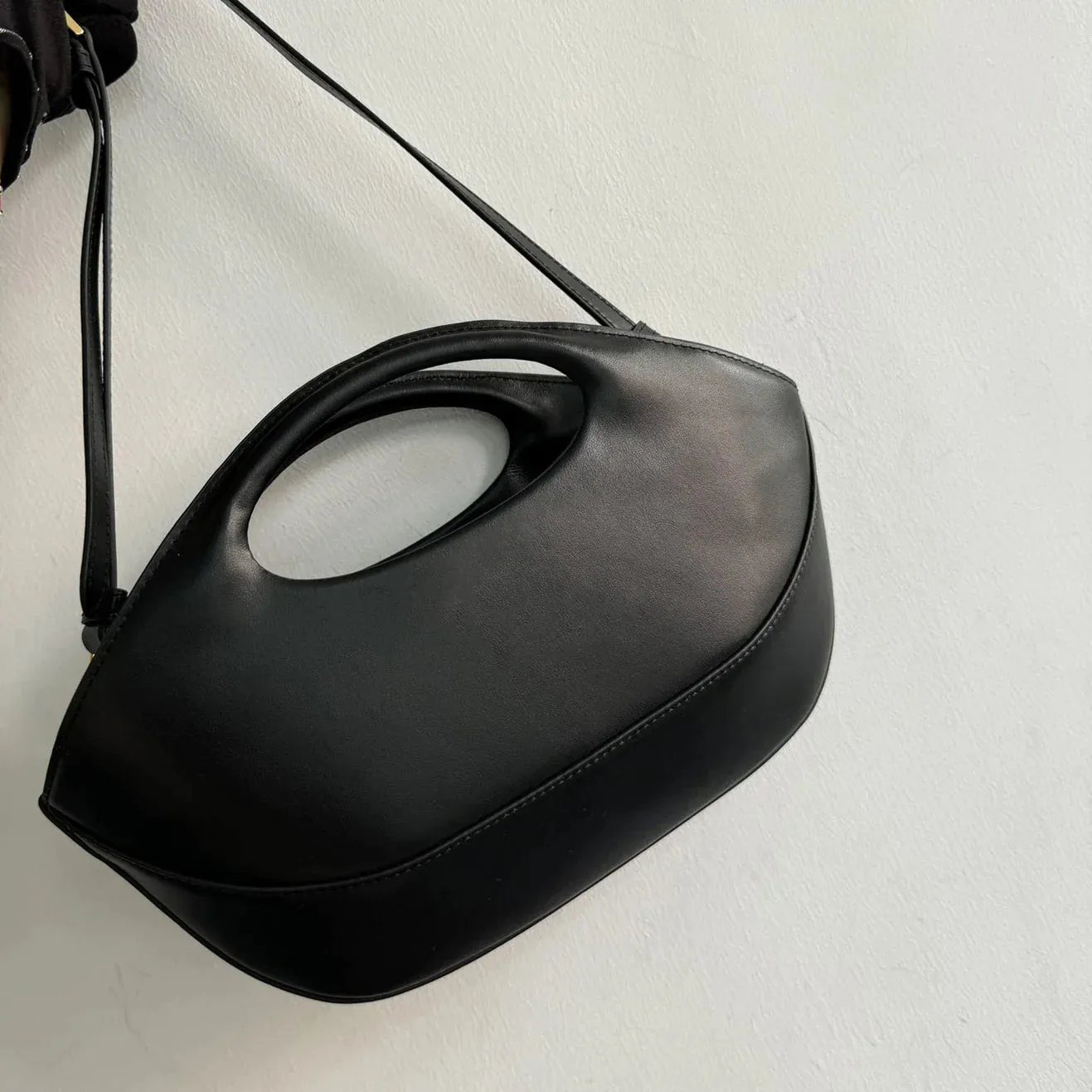Medium leather handbag