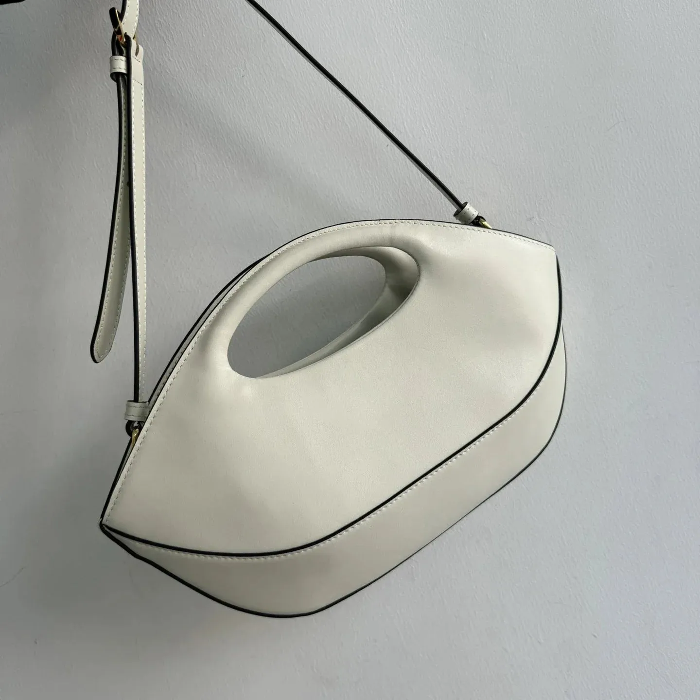 Medium leather handbag