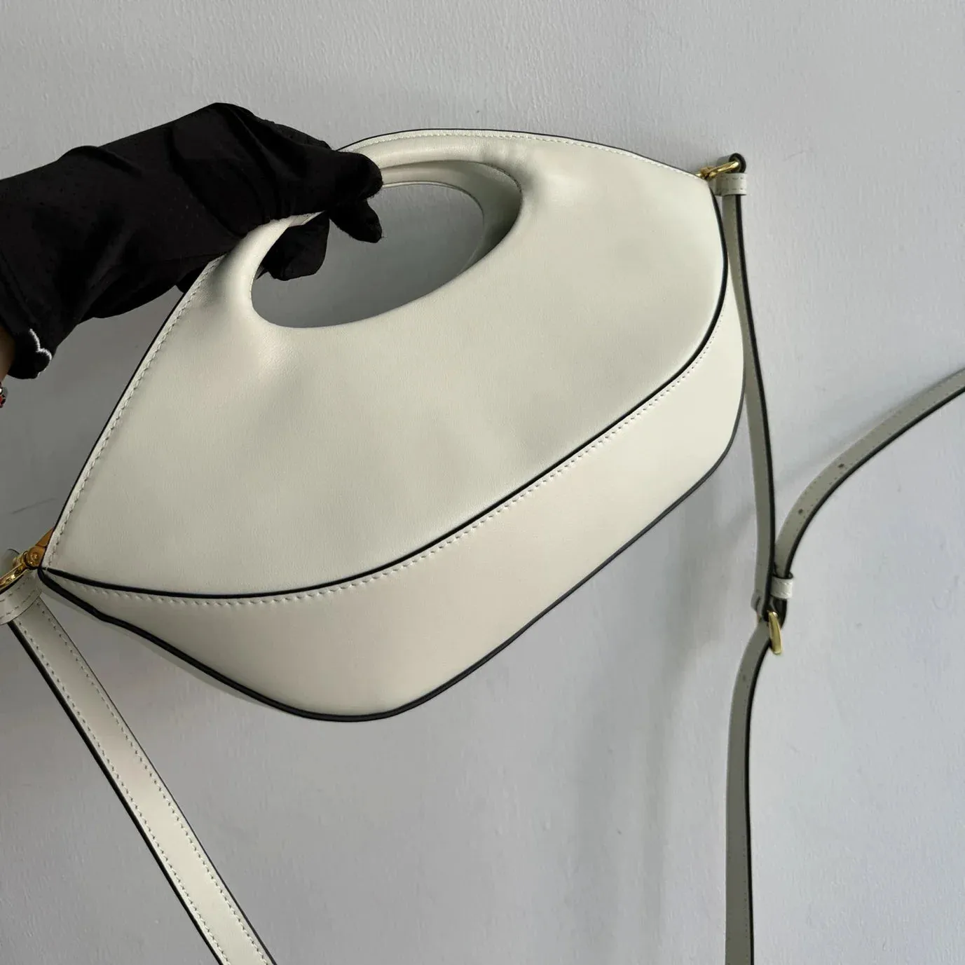 Medium leather handbag