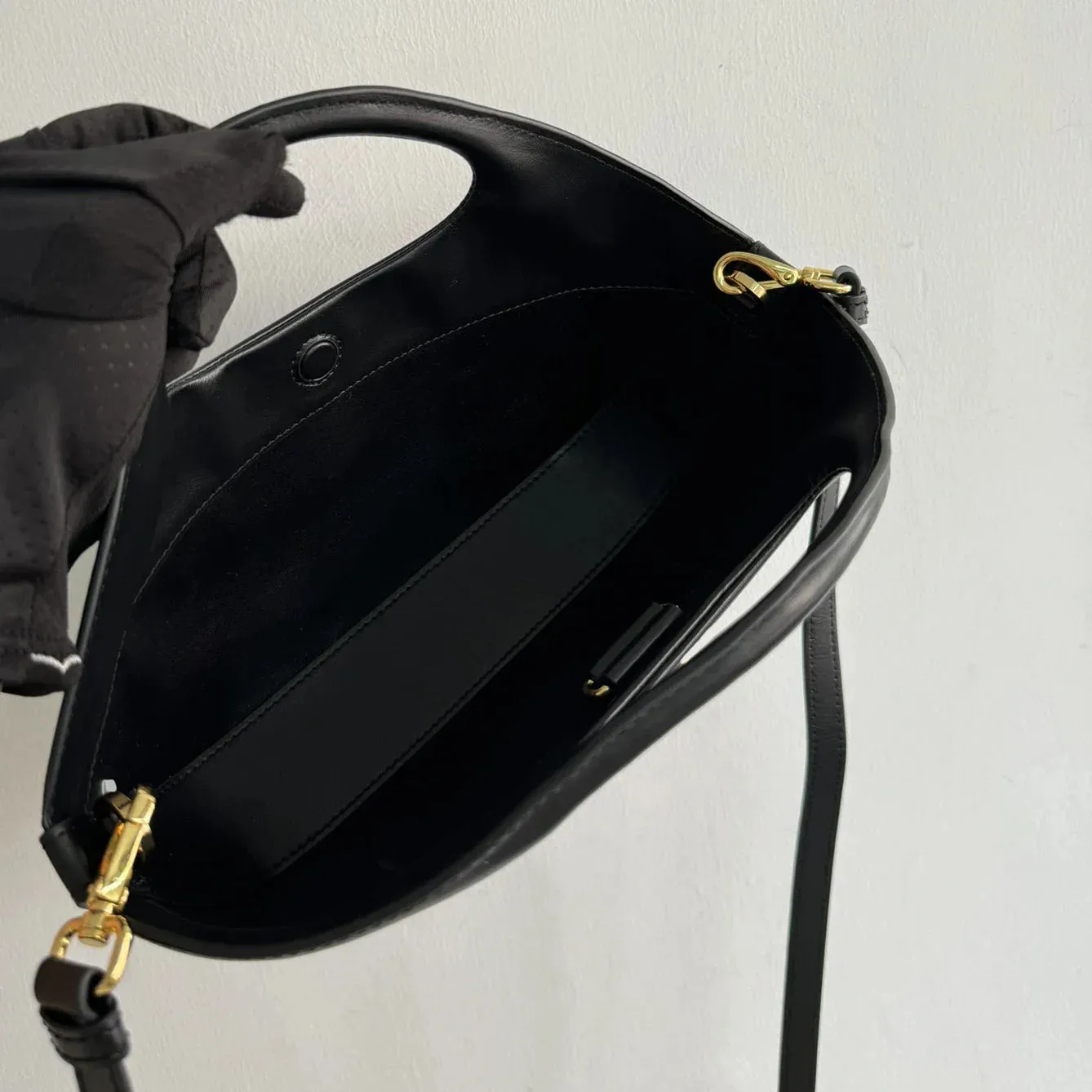 Medium leather handbag